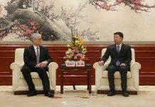 趙春山爆料:國台辦本想砲轟郭台銘 國民黨擋下 圖為國民黨副主席夏立言(左)與國台辦主任宋濤今年2月的會面。圖/取自國台辦微博