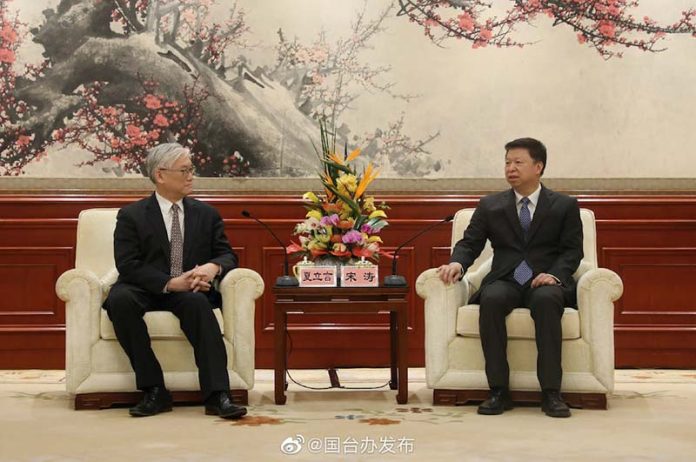 圖為國民黨副主席夏立言（左）與國台辦主任宋濤今年2月的會面。圖／取自國台辦微博