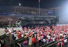 北韓舉行「深夜閱兵式」 慶祝建政75周年 北韓9日凌晨又舉行深夜閱兵,已是今年第三次閱兵,北韓領導人金正恩或藉此尋求內部團結。圖為今年7月27日「戰勝節」的深夜閱兵。圖/引自微博