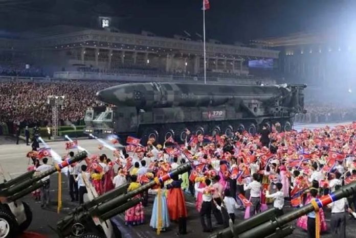 北韓9日凌晨又舉行深夜閱兵，已是今年第三次閱兵，北韓領導人金正恩或藉此尋求內部團結。圖為今年7月27日「戰勝節」的深夜閱兵。圖／引自微博