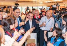 下架民進黨朱扮關鍵角色 宜邀韓共襄大業 韓國瑜願出面協商整合非綠陣營,為政壇投下震撼彈,但關鍵在國民黨主席朱立倫是否願意「授權」,或與韓共同整合非綠。圖為7月1日朱立倫與侯友宜、韓國瑜參加國民黨「黃復興黨部67週年慶祝活動」。圖/取材朱立倫臉書