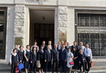 首次跨宗教對話!國策顧問湯文萬偕一貫道總會 拜會梵蒂岡 國策顧問湯文萬與一貫道總會訪團成員,在中華民國駐梵蒂岡大使館前留影。圖/引自湯文萬臉書