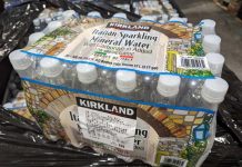 好市多氣泡水漂浮塑膠異物 2520組下架回收 食藥署13日公布,好市多自有品牌氣泡水疑混入塑膠異物。圖/食藥署提供