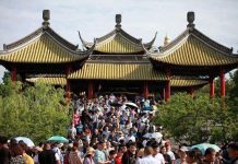 陸「超級黃金周」旅遊火爆 機票價格水漲船高 大陸連休8天「中秋+十一」長假,旅遊市場已顯現大爆發。圖/引自搜狐網