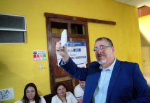 檢方出手扣選票 瓜地馬拉新總統批政變 瓜地馬拉總統大選,主打反貪腐的種子黨阿雷瓦洛爆冷勝出。圖/取自Bernardo Arévalo de León (@BArevalodeLeon)