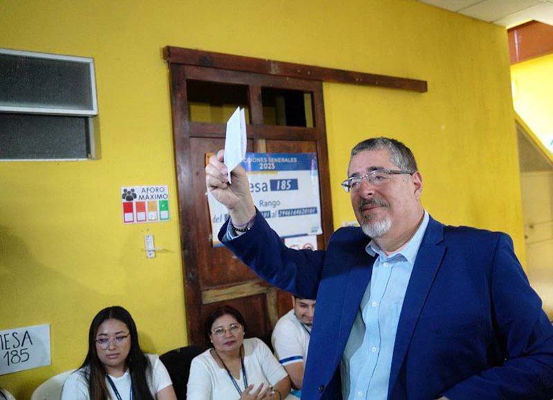 瓜地馬拉總統大選，主打反貪腐的種子黨阿雷瓦洛爆冷勝出。圖／取自Bernardo Arévalo de León (@BArevalodeLeon)