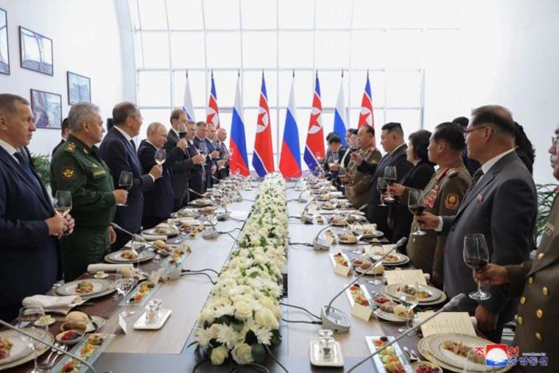 俄羅斯總統普丁13日在俄遠東地區的東方航太發射場與到訪的北韓領導人金正恩會談，隨後,兩人出席正式宴會。圖／朝中社／中新社