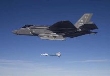 金正恩會普丁 美方立刻出售南韓50億美元F-35戰機 美國空軍F-35A戰機2投放GBU-12雷射導引炸彈的畫面。圖/取自美國空軍網站