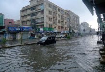 熱浪洪災 衝擊亞洲服裝生產中心獲利 圖為今年7月暴雨肆虐下的巴基斯坦市區。圖/取自新華社