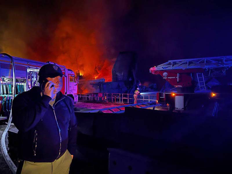 烏克蘭狂炸黑海艦隊總部，一座大型修船廠被毀，圖為俄派克里米亞州長的救災照片。圖／取自Razvozhayev Telgream
