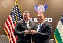 台灣神探見紐約警長 贈關公英雄惜英雄 侯友宜參訪紐約市警察局,與局長愛德華·卡班聊起警政工作,並致贈對方一尊象徵「懲奸除惡」的關公。圖/引自江啟臣臉書