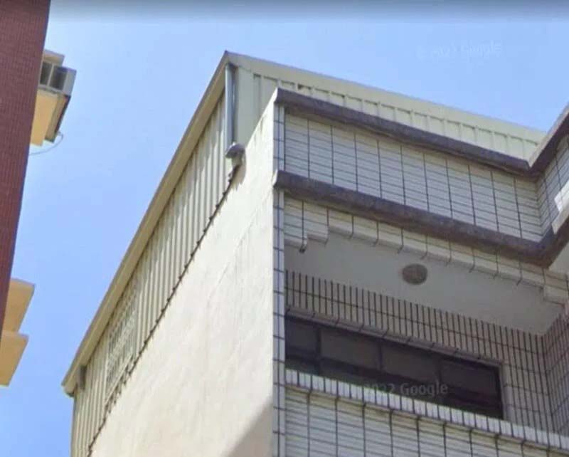 柯文哲新竹老家被檢舉的5樓違建，加蓋鐵皮屋。 圖／引自孟買春秋臉書