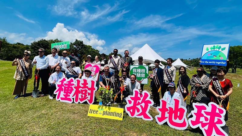 今年周大觀文教基金會從3000多位推薦者中選出9位熱愛生命獎者，首站從新北貢寮出發，展開全台關懷生命走透透系列公益活動。圖／周大觀文教基金會提供