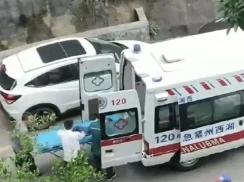 當天孩童從26樓掉下，救護車到現場搶救。圖／引自瀟湘晨報