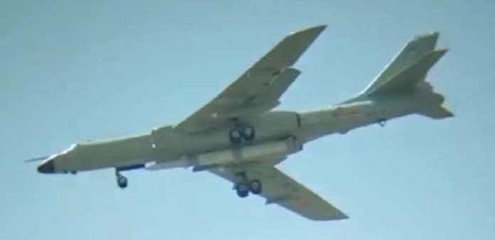 轟六k已經能裝載由東風21改装而來的長程飛彈。圖／新華社