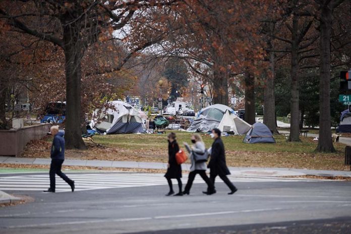圖為華盛頓街頭路旁有一些無家可歸者搭起的帳篷。圖／取自新華社