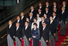 內閣改組無效 日媒民調:逾半要岸田快辭職 岸田文雄(前排中)13日啟動內閣改組,並在東京首相官邸率閣僚合影。圖/取自新華社