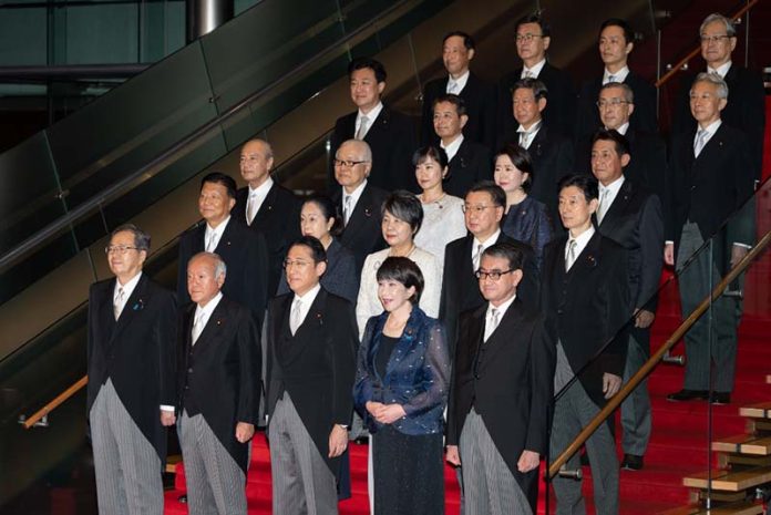 岸田文雄（前排中）13日啟動內閣改組，並在東京首相官邸率閣僚合影。圖／取自新華社