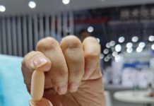 藥物也能3D列印?在「這個展覽」裡可以見到 長三角國創中心新型藥物制劑技術研究所所長全丹毅,展示3D列印出來的膠囊。 圖/取自上觀新聞