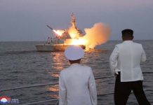 全球武器競爭 東西都意識形態恐引爆大戰 北韓領導人金正恩巡檢海軍,在軍艦上觀賞飛彈試射。圖/朝中社