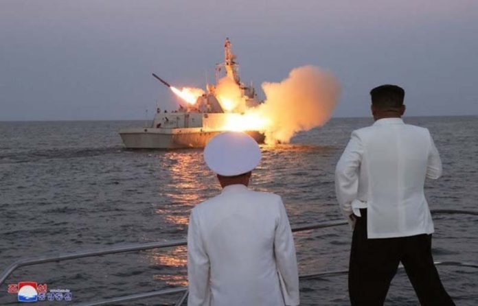 北韓領導人金正恩巡檢海軍，在軍艦上觀賞飛彈試射。圖／朝中社