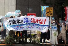 騷擾電話狂轟 日本駐中大使館已接逾40萬通 上月核污水排放當天,日本民眾手持「不許將污染水排入大海」等標語,在東京電力公司總部前抗議。圖/取自新華社