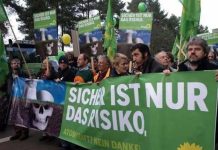 恐懼極右翼崛起 德國綠黨也呼籲限制移民 為阻止民心持續傾向極右翼,友善對待移民的德國綠黨也開始呼籲驅逐非法移民。圖為德綠黨上街遊行。圖/引自網路