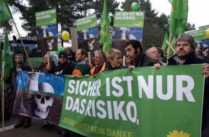 為阻止民心持續傾向極右翼，友善對待移民的德國綠黨也開始呼籲驅逐非法移民。圖為德綠黨上街遊行。圖／引自網路