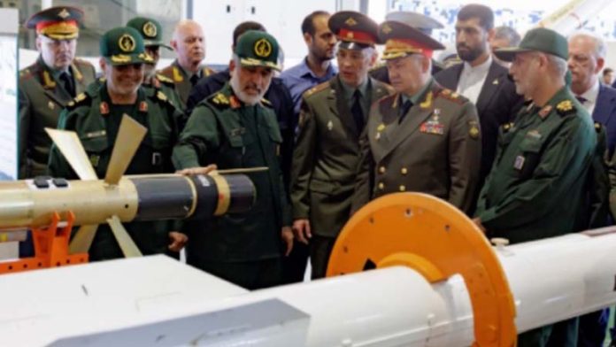 俄羅斯國防部長紹伊古參觀伊朗的武器裝備。圖／俄新社