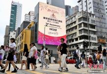 從香港買黃金回大陸賣 一天賺7千人民幣 人民幣對美元貶值,拉大陸港兩地的金價差距,吸引陸客到香港買黃金賺價差。圖/中新網