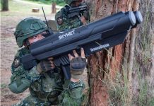 小型無人機暴增 前空軍上校周宇平建議同步研發反制技術 自從發生大陸小型無人機襲擾事件後,金防部已經開始配備無人機干擾槍。圖/軍聞社