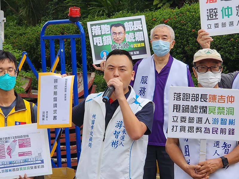 新黨桃園立委參選人游智彬到農業部抗議，指農業部浪費公帑，要求賠償全民。圖／引自游智彬臉書