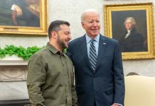 澤倫斯基會拜登 白宮再宣布3.25億美元軍援 身穿招牌軍綠衣的澤倫斯基再訪白宮,與拜登會晤。圖/取自President Joe Biden臉書