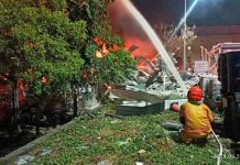 影/屏東大火釀1死96傷10失聯 消防員家屬悲痛認焦屍 大火延燒且爆炸,現場不得進得消防隊員只能從場外噴水灌救。 圖/引自爆料公社