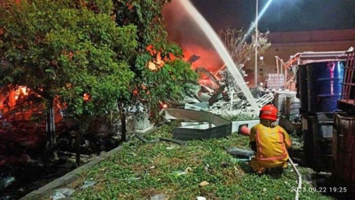 大火延燒且爆炸，現場不得進得消防隊員只能從場外噴水灌救。 圖／引自爆料公社