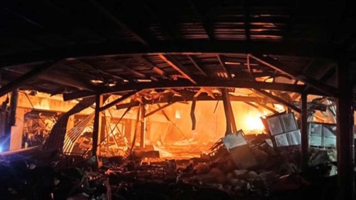 明揚國際昨晚發生爆炸，大火延燒，廠房付之一炬。圖／引自爆料公社