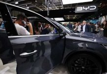 調查陸電動車補貼 歐盟不怕大陸經濟制裁 歐洲擬對中國電動車展開反補貼調查,引發中方反嗆。圖為2022年10月18日巴黎國際車展上,民眾在比亞迪展區參觀。圖/新華社