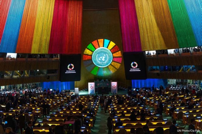 艾爾段將象徵聯合國永續發展目標的17種顏色，與象徵LGBT族群權利的「彩虹驕傲」6色搞混。圖／取自United Nations粉絲專頁