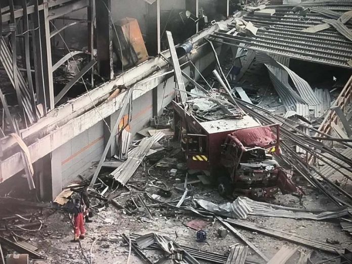 明揚國際22日的爆炸案，威力之大連廠房前面的消防車，都被炸成廢鐵。圖／消防局提供