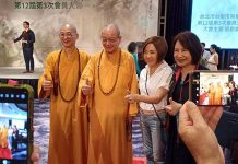 鍾小平喊「操作棄保」 于美人反擊:20%足以推倒兩大黨 于美人(右2)以無黨籍身份參選中正萬華區立委,勤跑基層的她,藉由努力,民調已逐漸攀升。日前「台南同鄉會」在台北辦活動,于美人出席並與淨耀法師、大慧法師合影。圖/引自于美人臉書