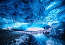 讓我們幸褔一輩子 一起到冰島追極光吧!! 冰島藍冰洞。圖/永勁旅行社