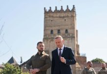 波蘭將提供運輸走廊 讓烏克蘭運糧到他國 波蘭總統杜達表示,將提供運輸走廊,讓烏克蘭將糧食出口到有需要的國家。圖為7月,杜達(右)與澤倫斯基在烏克蘭的會面。圖/取自Andrzej Duda粉絲專頁