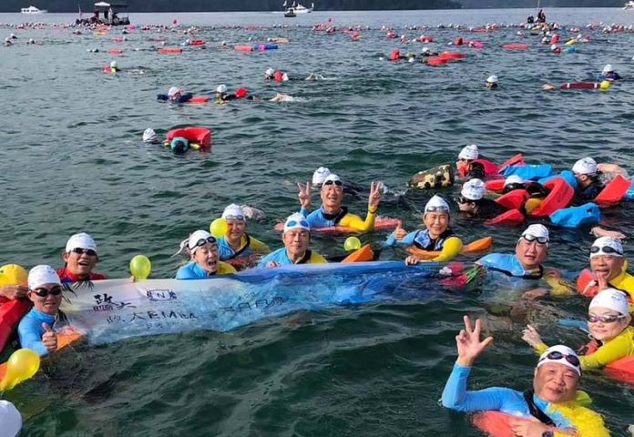 政大EMBA 學員參加24日舉行的日月潭萬人泳渡。圖／黎榮章臉書