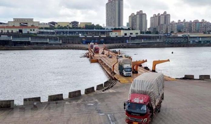 許多越南新鮮海產通過芒街的海安Km34+4臨時浮橋進入中國。圖／取自越南政府新聞網