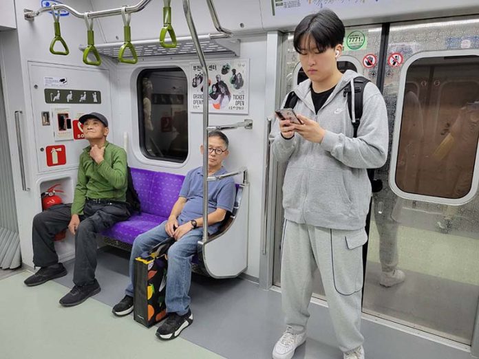 南韓的每節車廂兩端，都有6個為長者預留的座位。圖／讀者提供