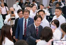 東海學生提問是否再延長兵役 賴清德:我以前當兵兩年 民進黨總統參選人賴清德與東海大學對談,大學生關心未來兵役是否將繼續延長,賴清德回應,以前他當兵當2年,先前縮短到4個月不足以展現保衛的決心。圖/引自賴清德臉書