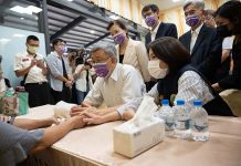 立院施政報告 陳建仁:我是一根小蠟燭 陳建仁25日表示,政府很重視消防員權益,未來會再編80億加強消防員裝備。26日被問到預算何時到位,他澄清是把消防預算補助從76億增加到80億。圖/引自陳建仁臉書