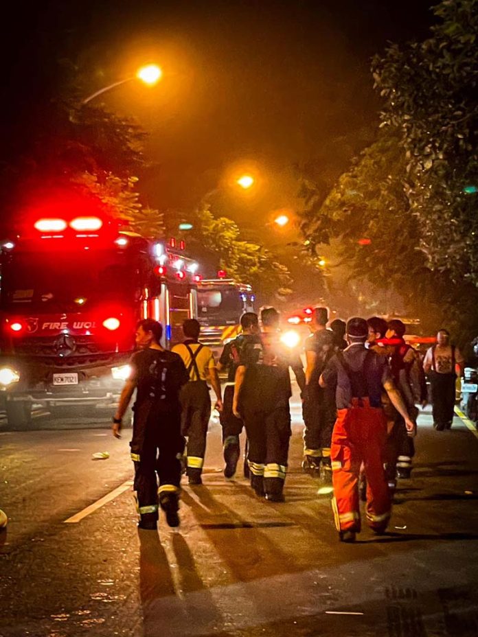 屏東惡火4名消防員殉職，消防員組工會呼聲再起。圖／取自周春米臉書