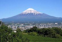 日本富士山變垃圾山 恐被世遺除名 富士山是日本的象徵,也是外國觀光客常造訪的地方,如今卻因垃圾堆積如山,很可能遭聯合國教科文組織除名。圖/取材維基百科