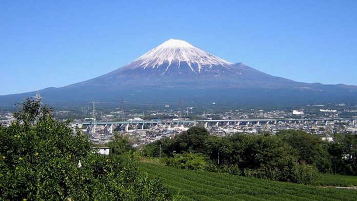 富士山是日本的象徵，也是外國觀光客常造訪的地方，如今卻因垃圾堆積如山，很可能遭聯合國教科文組織除名。圖／取材維基百科